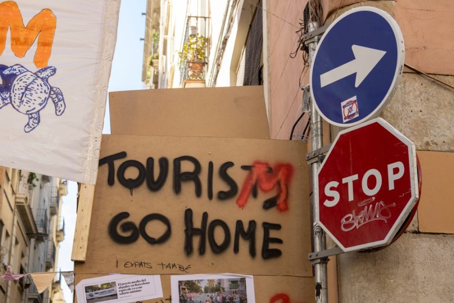 Proteste contro l'overtourism: cartello emblematico per le strade di Barcellona... - © Shutterstock