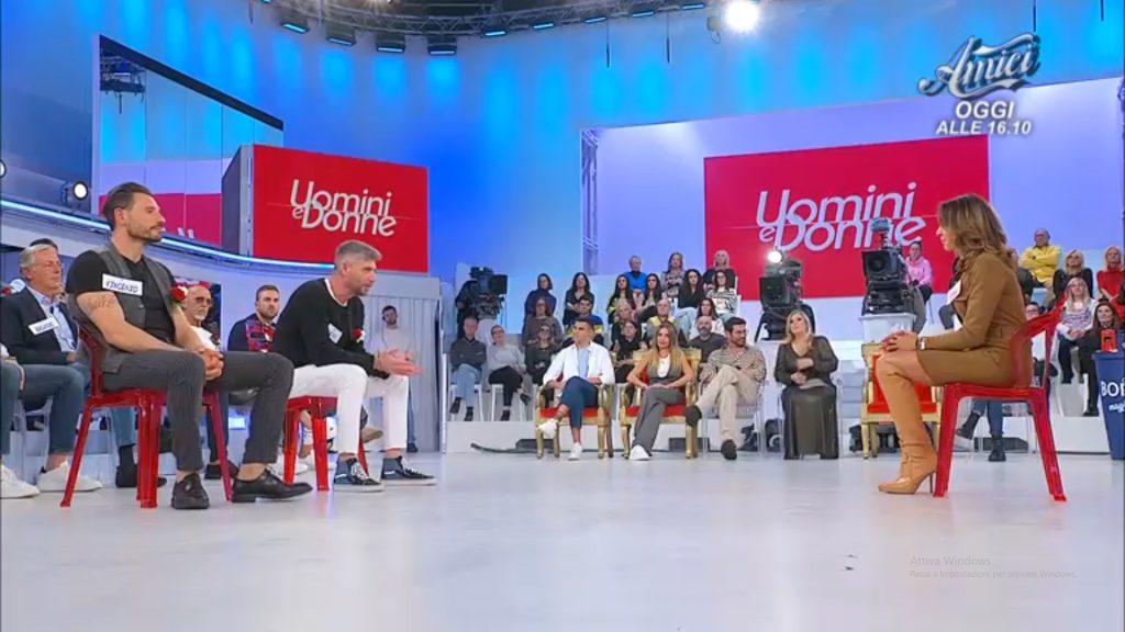 Dopo tante discussioni a centro studio, si sono innamorati a telecamere spente.