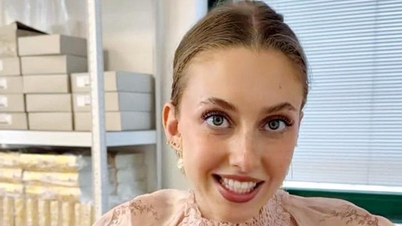 Assunta in gravidanza a favore di social, Sara viene mandata a casa dopo un anno: bufera su Martina Strazzer