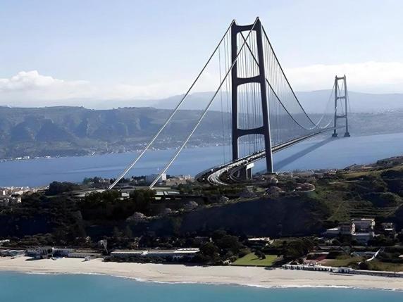 Ponte sullo Stretto, Salvini presenta il progetto definitivo. Le opposizioni: “Uno spreco di soldi, si finisca la Salerno - Reggio Calabria”