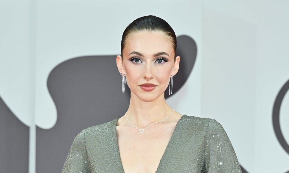 Assunta in gravidanza a favore di social, viene mandata a casa dopo un anno, bufera su Martina Strazzer