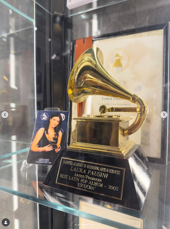 Cimeli e ricordi nel Laura Pausini Museum.