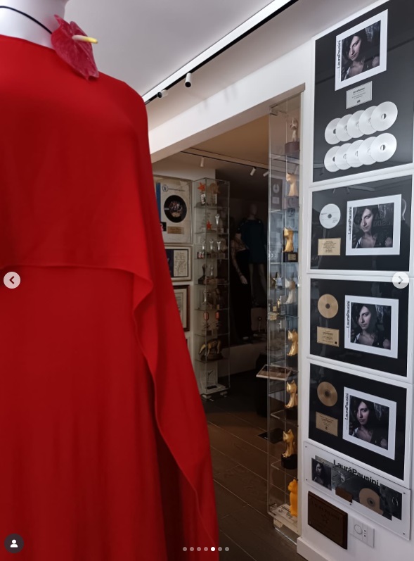 Cimeli e ricordi nel Laura Pausini Museum.