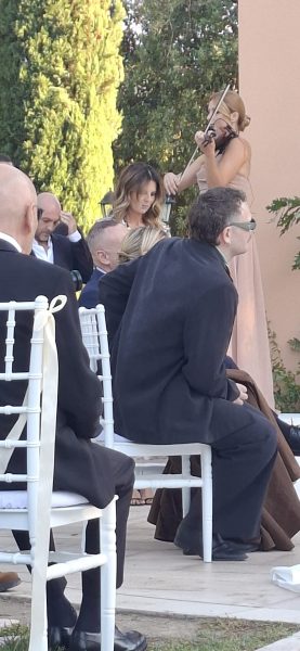 Tanti ospiti vip hanno brindato all'amore tra gli sposi.