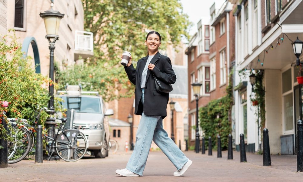 Camminata meditativa urbana: mindfulness tra traffico e cemento