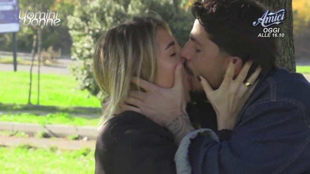 Tutte le novità sul triangolo epico Martina, Ciro e Gianmarco 1 Un bacio in esterna tra Martina e Gianmarco durante un'esterna a "Uomini e Donne".