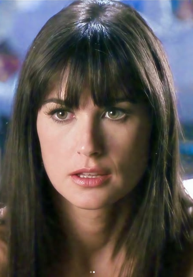 Frangia mania: da Nicole Kidman a Demi Moore, il taglio che segna un nuovo inizio 2 Frangia mania: da Nicole Kidman a Demi Moore, il taglio che segna un nuovo inizio