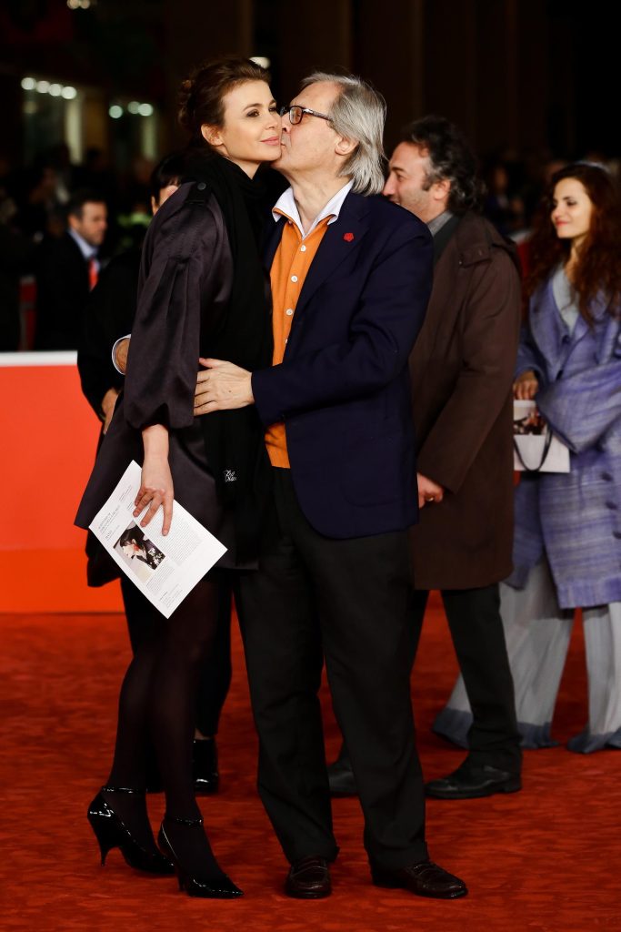 Vittorio Sgarbi (73) e Sabrina Colle (52) stanno insieme dal 1998.