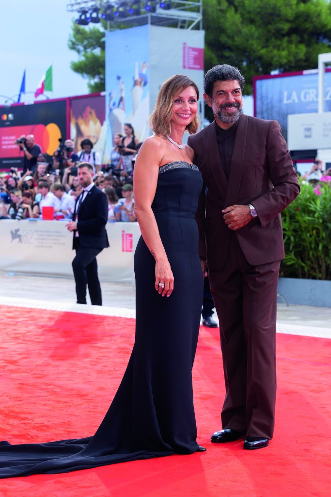Pierfrancesco Favino (56) sul red carpet dell'apertura di Venezia 82 con la moglie Anna Ferzetti (42).