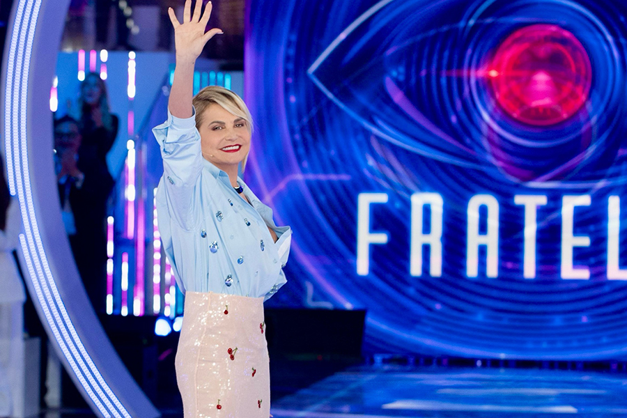 Simona Ventura (57 anni) sta conducendo l'attuale edizione di "Grande Fratello", ma purtroppo gli ascolti non la stanno premiando. La conduttrice, nota per la sua energia e il suo carisma, non è riuscita a risollevare le sorti del reality show, che sta registrando un calo di telespettatori che preoccipa i vertici Mediaset.