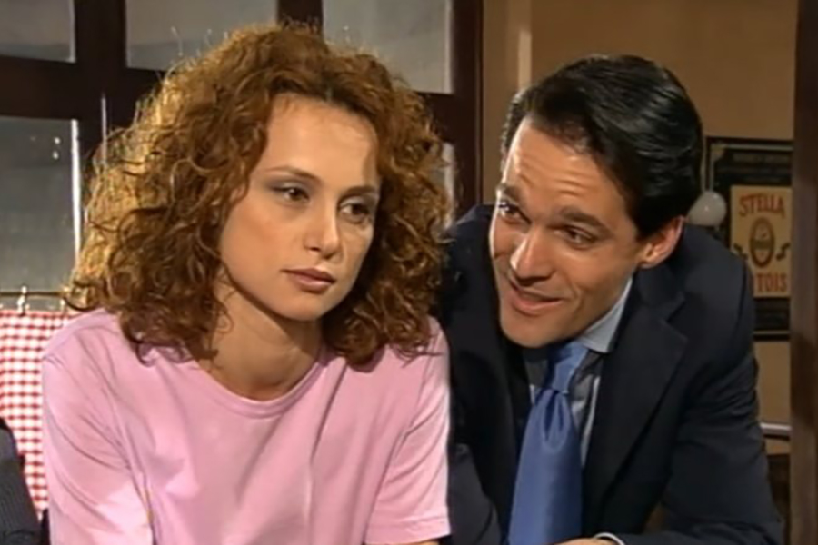 Beatrice Luzzi (54) è stata una delle protagoniste più amate della soap "Vivere" dove interpretava Eva Bonelli. Qui in una scena con Lorenzo Ciompi (62), storico volto di Andrea Gherardi.