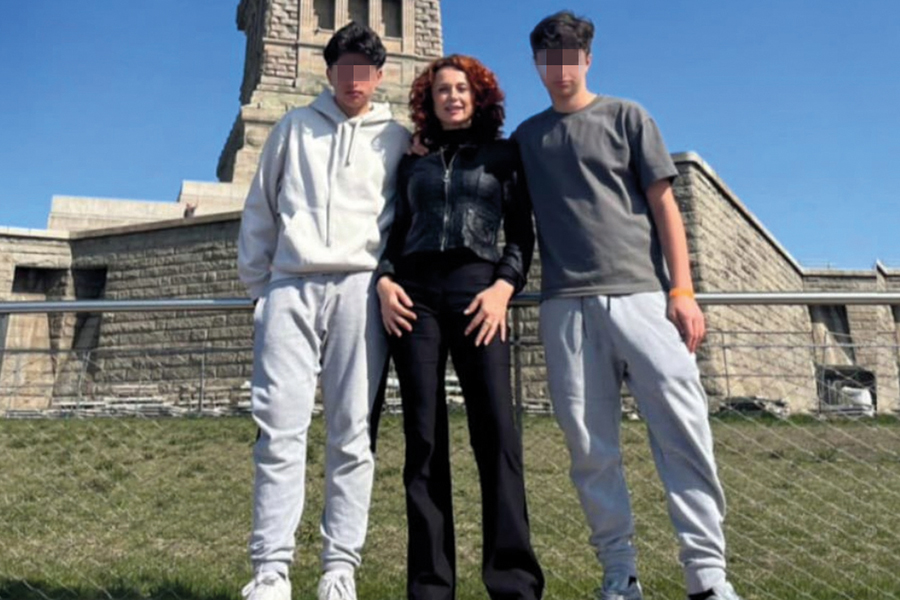 Beatrice Luzzi è madre di due figli, Valentino ed Elia, avuti dalla relazione con il giornalista Alessandro Cisilin.