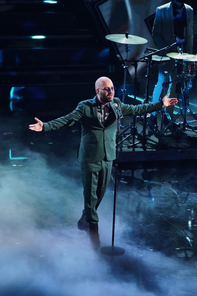 Giuliano Sangiorgi sul palco del Teatro Ariston a braccia aperte durante un'esibizione, ospite del Festival di Sanremo 2021. (Foto: © Kikapress)
