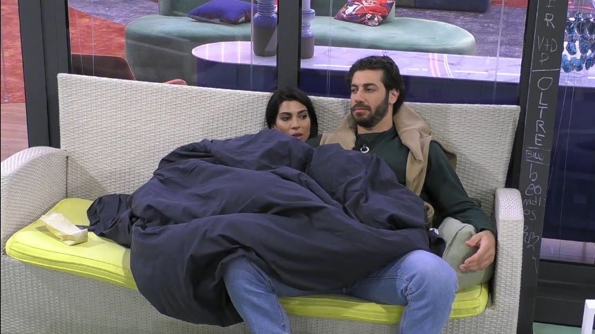 "GF", Rasha tra due fuochi: l'ex si rifà vivo e Omer vacilla