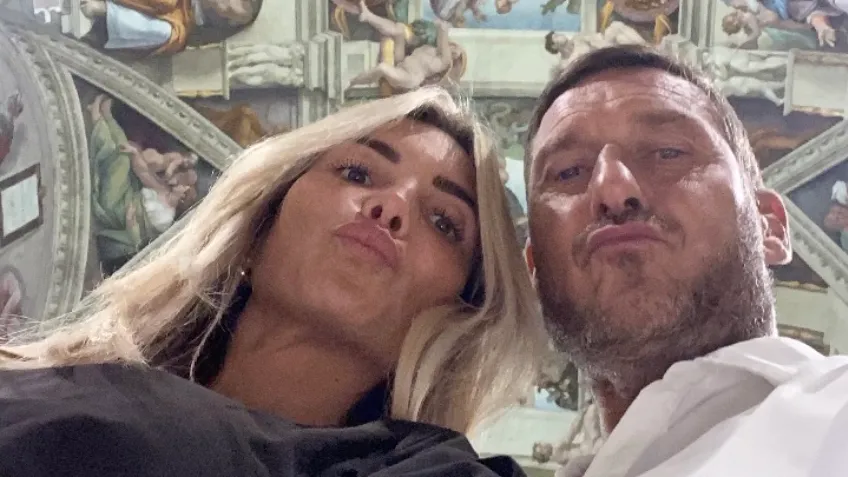 Lo scorso settembre, Totti e Noemi hanno festeggiato il terzo anniversario. Ma i due avevano detto di essersi messi insieme solo dopo Capodanno, per poi ufficializzare la storia a marzo 2022. La data dei festeggiamenti (13 settembre) però lascia intendere che la storia sia iniziata prima di quel famoso 11 ottobre 2021, quando Ilary incontrò il personal trainer Cristiano Iovino per l’ormai celebre caffè.
