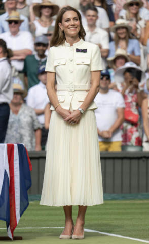 (KIKA) - A Wimbledon, Kate Middleton ha brillato con unlook impeccabile: un abito bianco Self Portrait.