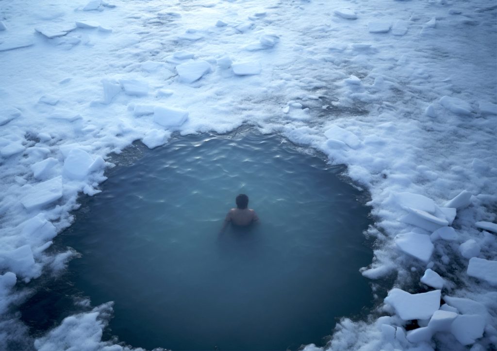 Il potere del freddo: bagni ghiacciati e presenza