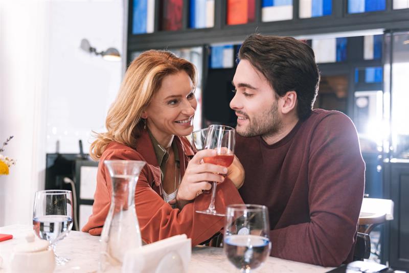 Così fan tutte: quando l’uomo più giovane non è più un tabù