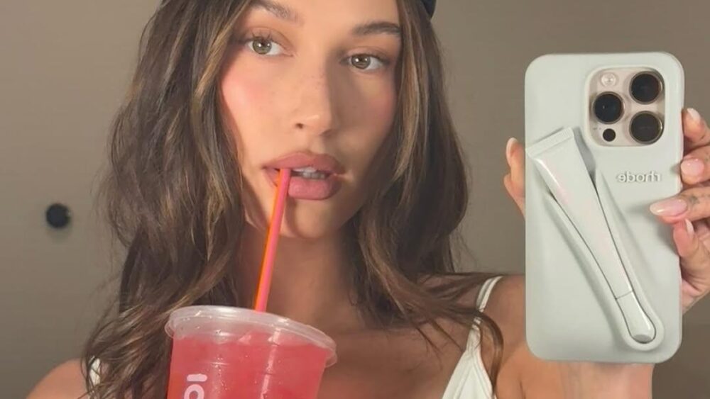 #Rhodegirl e #2016: cosa c’è davvero dietro i trend Instagram del momento? 3 La celebre Lip Case di Rhode, il brand di bellezza fondato da Hailey Bieber (29), ha un prezzo ufficiale di circa 46€ (o 44€ a seconda del tasso di cambio e delle edizioni) per il mercato italiano ed europeo.