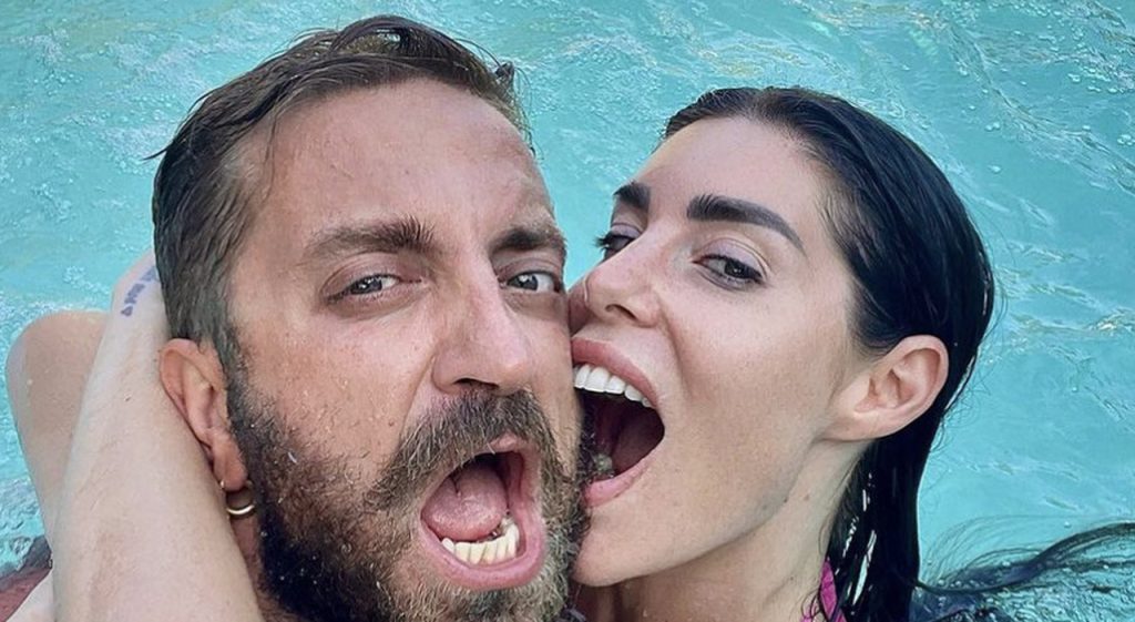 Bianca Atzei e Stefano Corti, botta e risposta social 2 Bianca Atzei (38) e Stefano Corti (40) hanno ufficializzato la loro storia nel luglio 2019, dopo essere stati paparazzati insieme a Milano nel maggio dello stesso anno. Si sono lasciati lo scorso settembre, pare a causa di un tradimento dell'ex Iena.