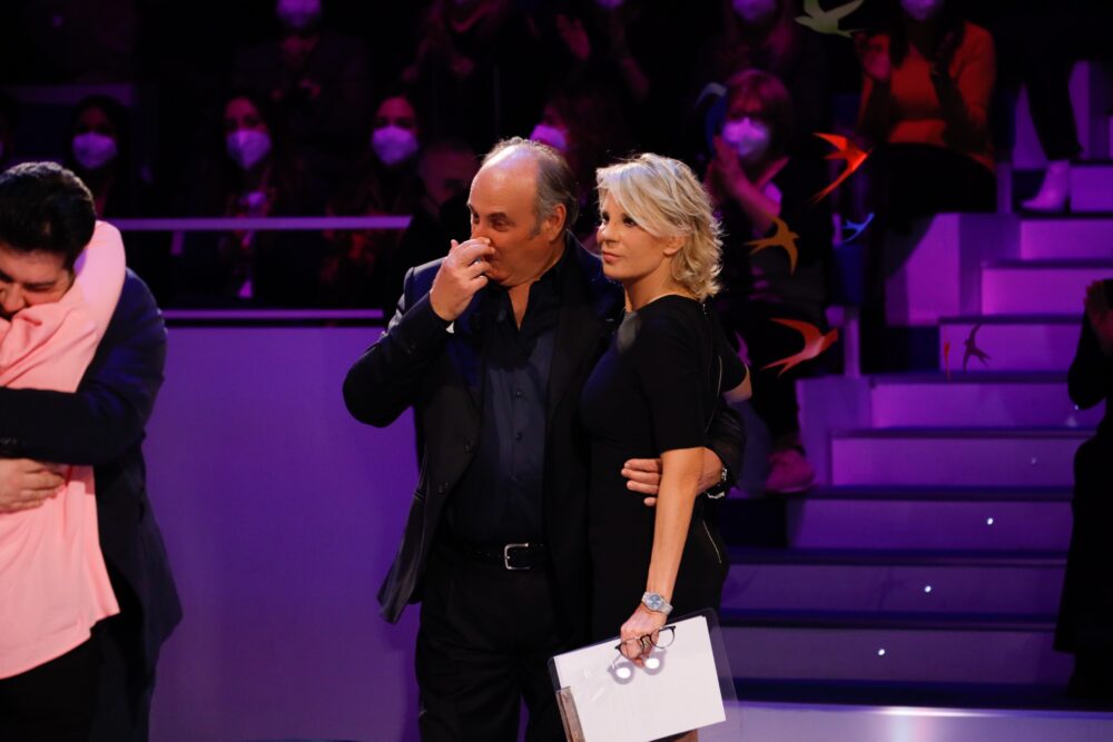 Dopo il “Signorini-gate”, esiste anche un “sistema Scotti”? 1 Gerry Scotti (68) e Maria De Filippi (64): secondo Fabrizio Corona (51) sono loro i più potenti di Mediaset.
