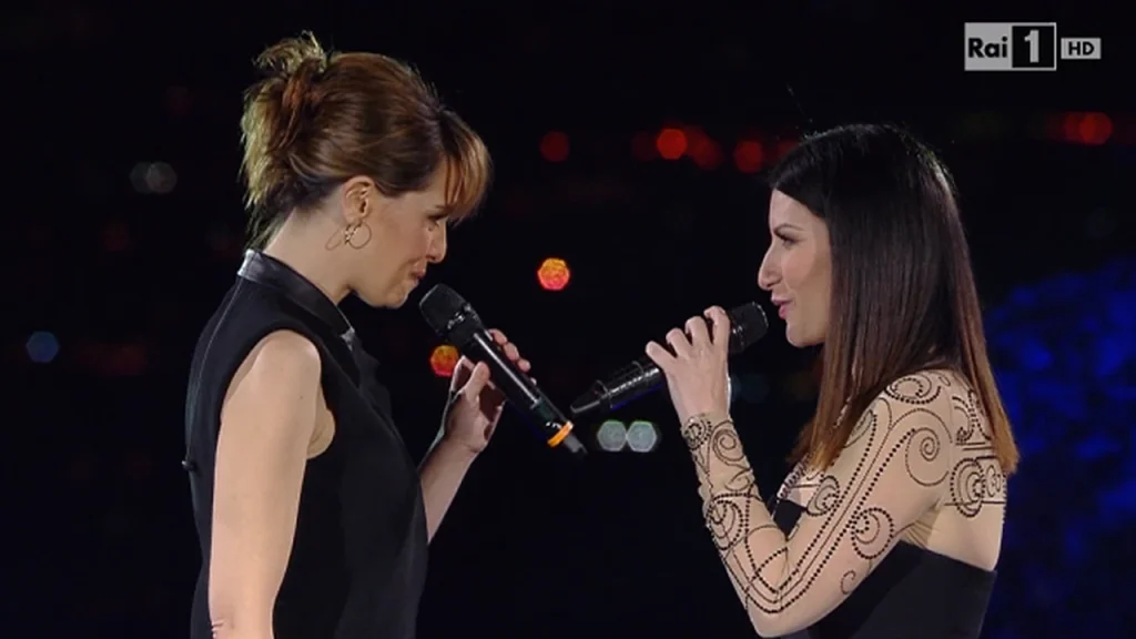 Laura Pausini (51) e Paola Cortellesi (52) insieme sul palco del loro show "Laura&Paola".