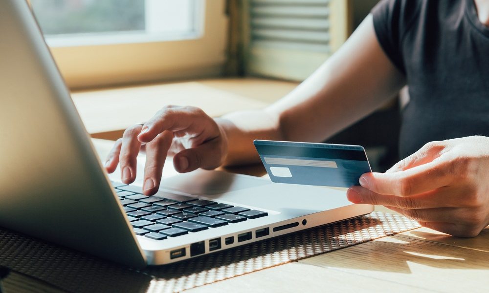 Una tassa sullo shopping online: perché Shein e Temu costano 2 euro in più