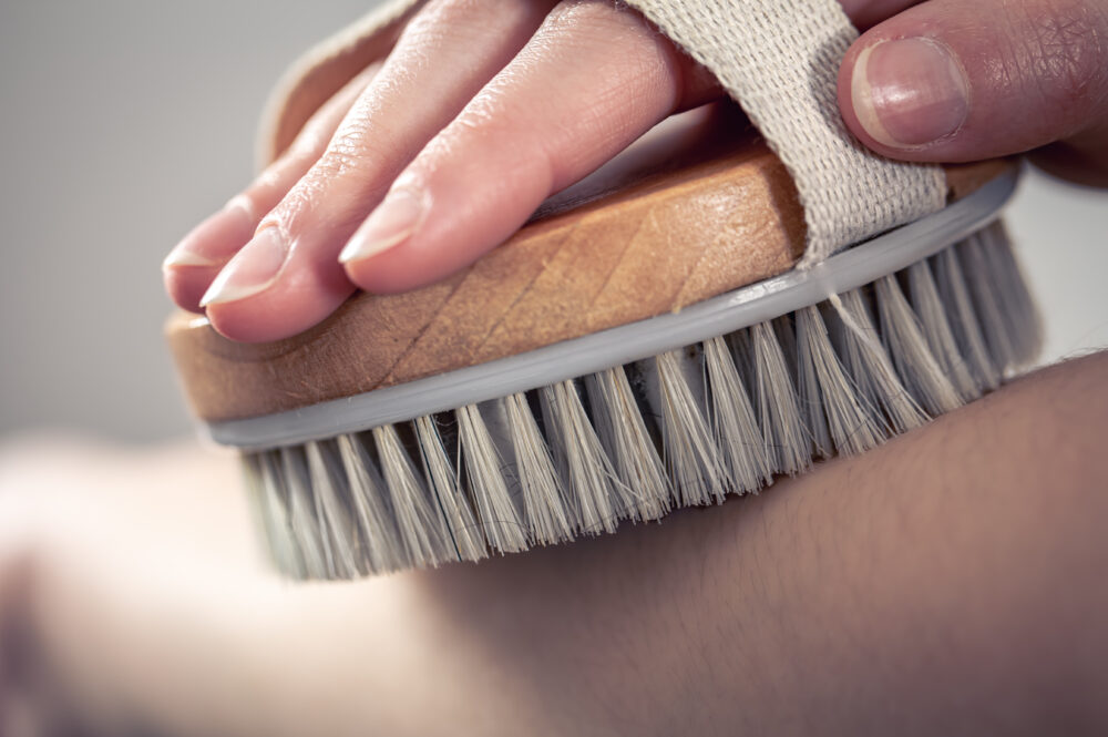 Dry brushing: spazzolatura a secco per linfa e pelle 1 Dry brushing: spazzolatura a secco per linfa e pelle