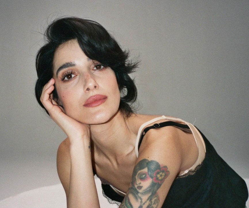 Sanremo 2026 tra polemiche e colpi di scena: il Festival che divide prima ancora di iniziare