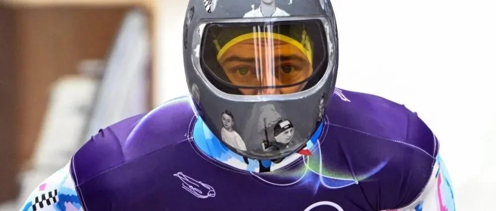Olimpiadi, squalificato l’atleta ucraino che voleva omaggiare gli atleti uccisi nel conflitto con la Russia