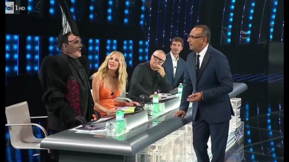 Alessia Marcuzzi (53) in giuria a "Tale e Quale Show" dopo l'addio di Loretta Goggi (75).