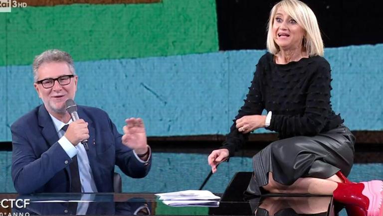 Il sodalizio artistico tra Fabio Fazio (61) e Luciana Littizzetto (61) è iniziato ufficialmente nel 1991, quando hanno lavorato insieme nel programma radiofonico di Radio Due "Sotto il cielo di Lombardia". Ma è a partire dal 2005 che Luciana è entrata stabilmente nel cast di “Che tempo che fa” su Rai 3, prima del trascolo al Nove.