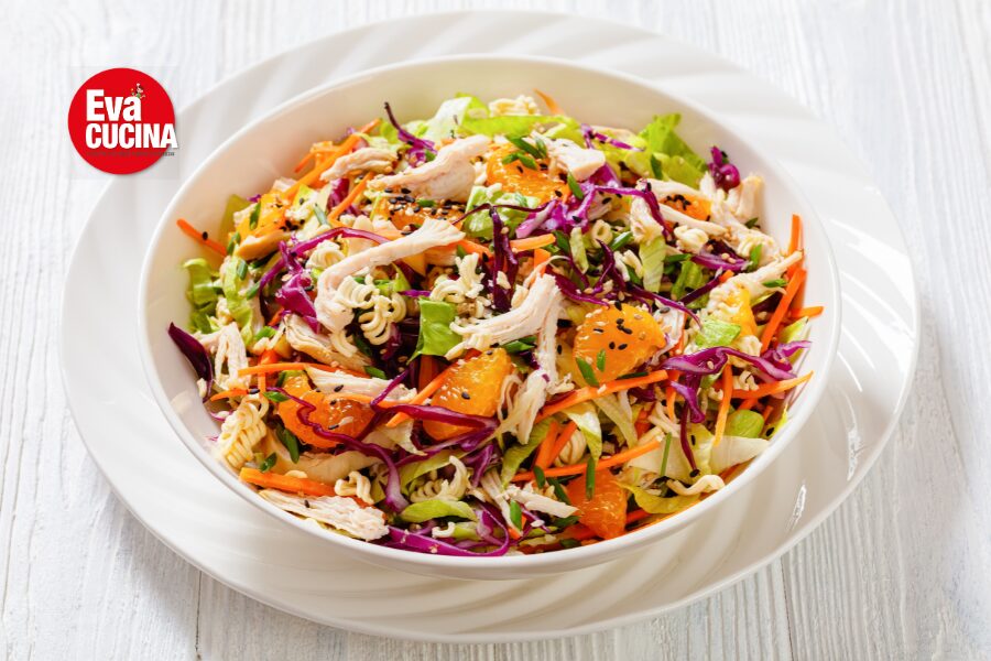 Insalata di pollo e verdure croccanti