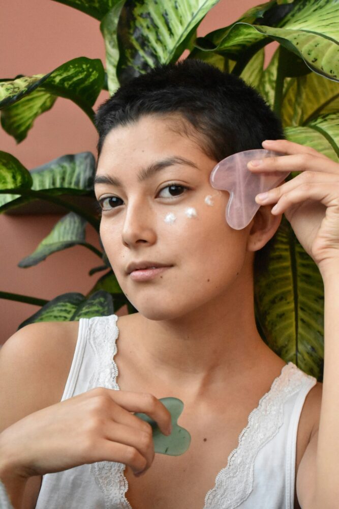 Gua sha: il massaggio linfodrenante del viso con la pietra