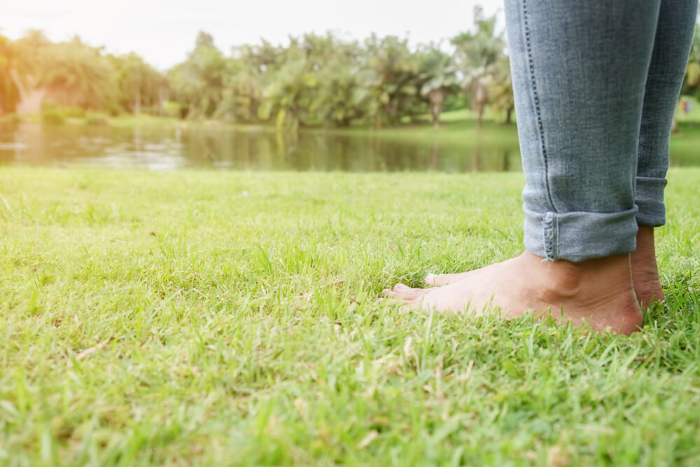 Earthing: camminare a piedi nudi sulla terra