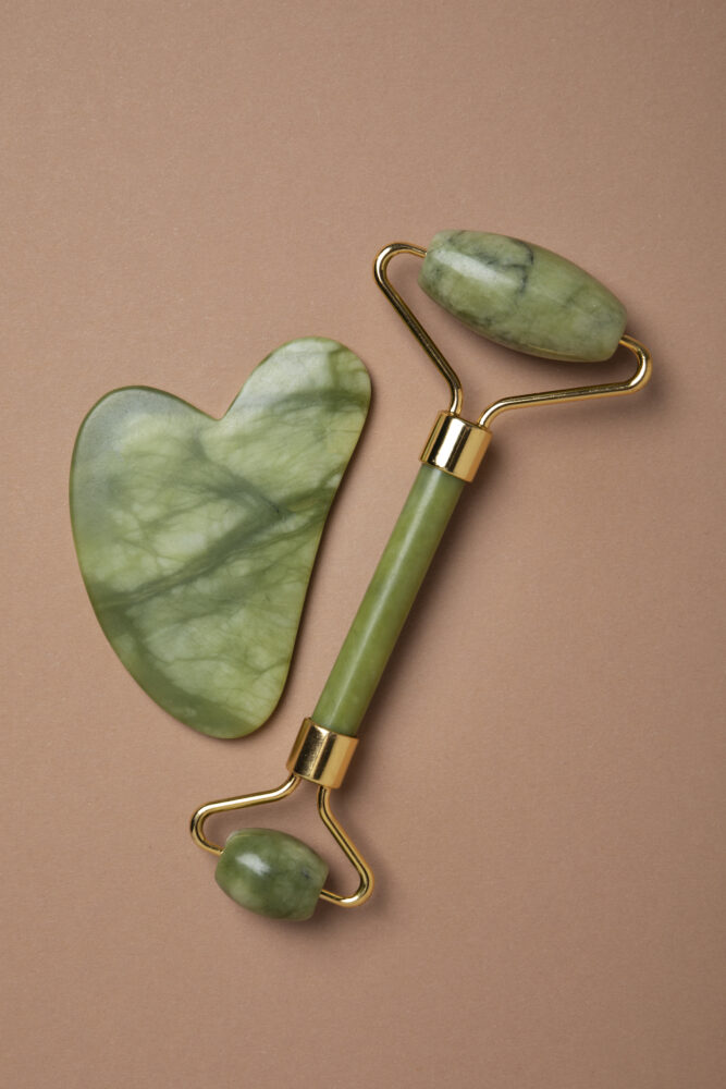 Gua sha: il massaggio linfodrenante del viso con la pietra