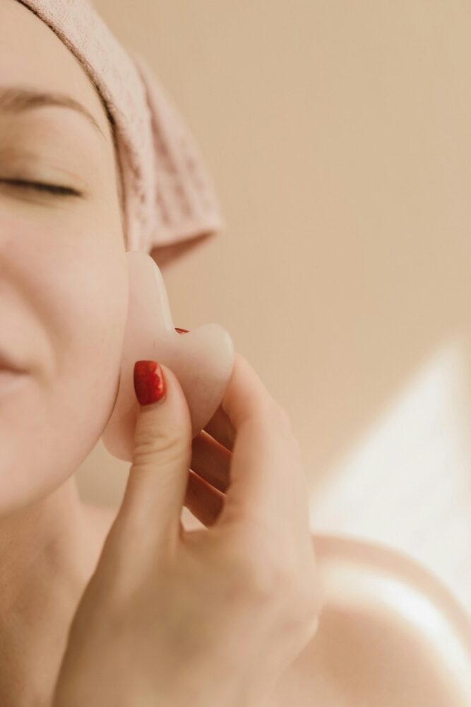 Gua sha: il massaggio linfodrenante del viso con la pietra