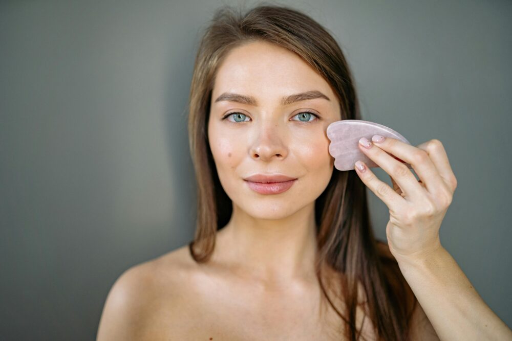 Gua sha: il massaggio linfodrenante del viso con la pietra