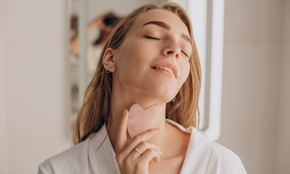 Gua sha: il massaggio linfodrenante del viso con la pietra