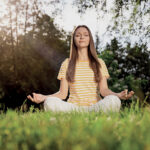 Addio stanchezza: 4 posizioni yoga per principianti e buone abitudini per ritrovare energia