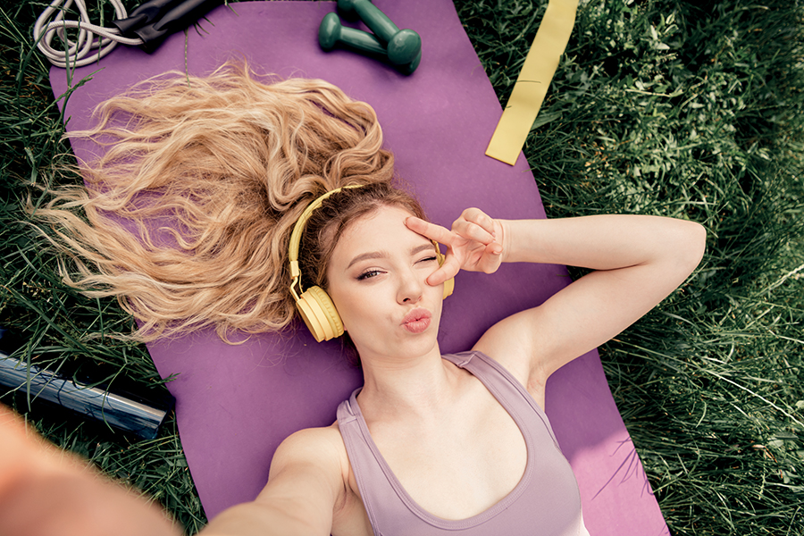 Addio stanchezza: 4 posizioni yoga per principianti e buone abitudini per ritrovare energia