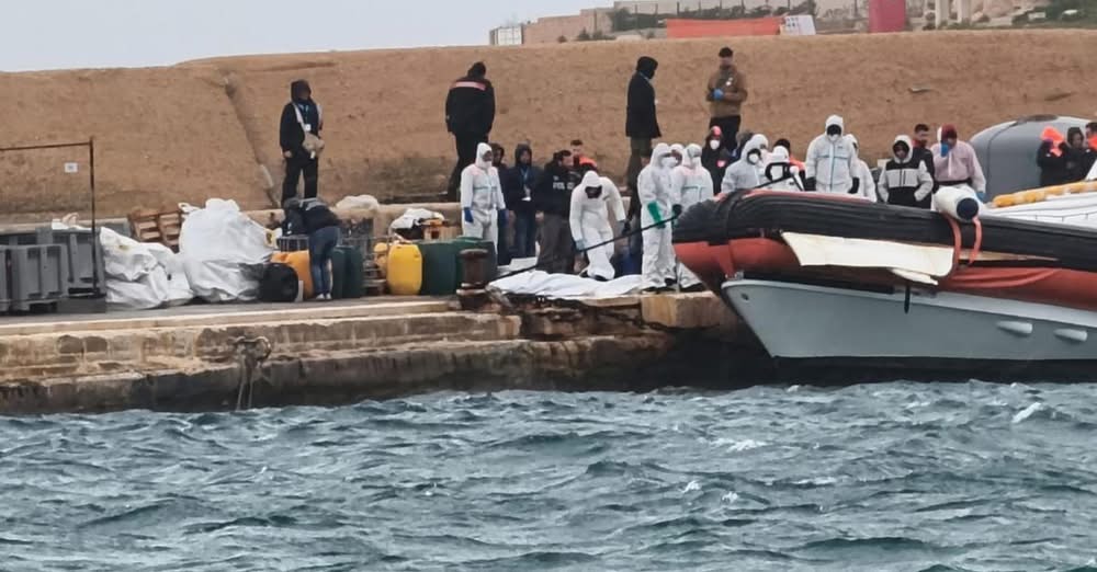 Lampedusa, morti 19 migranti per ipotermia. 57 i superstiti 