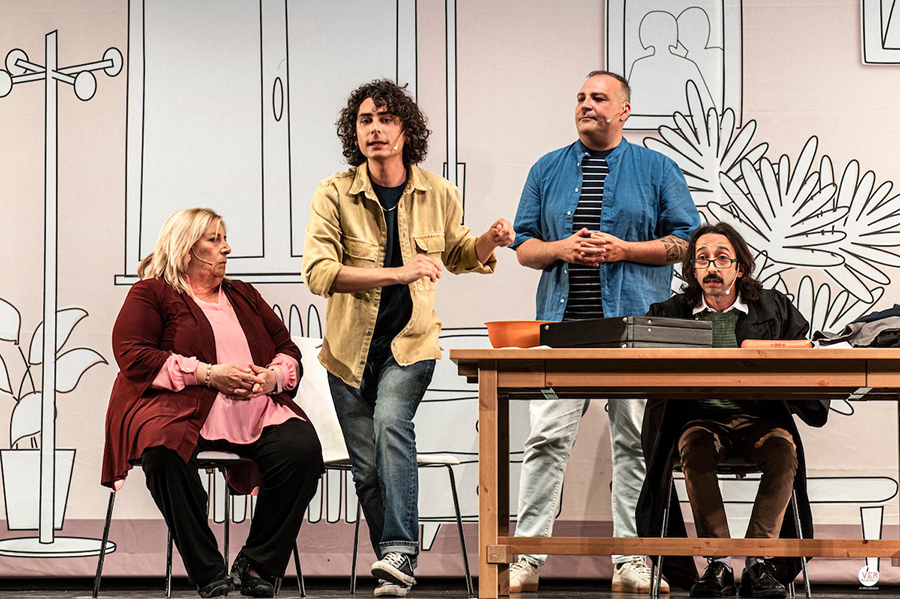 Riccardo Betteghella di Casa Surace: «Da nord a sud, l’Italia è unita da tante piccole tradizioni» 1 Nello spettacolo di Casa Surace, con Antonella Morea, Daniele Pugliese, Riccardo Betteghella e Alessandro Freschi, racconti, sketch e monologhi coinvolgono direttamente il pubblico chiamato a partecipare alle “decisioni” dell’assemblea. Prossime tappe: Gallarate (8 maggio) e Varese (30 maggio).