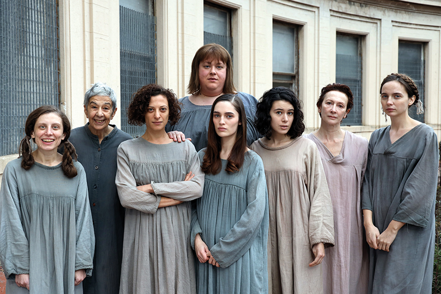 Il cast femminile de "Le libere donne": Irene Muscarà, Dodi Conti, Marta Bulgherini, Filippo Caterino, Grace Kicaj, Gea Dall’Orto, Pia Lanciotti, Ianua Coeli Linhart.