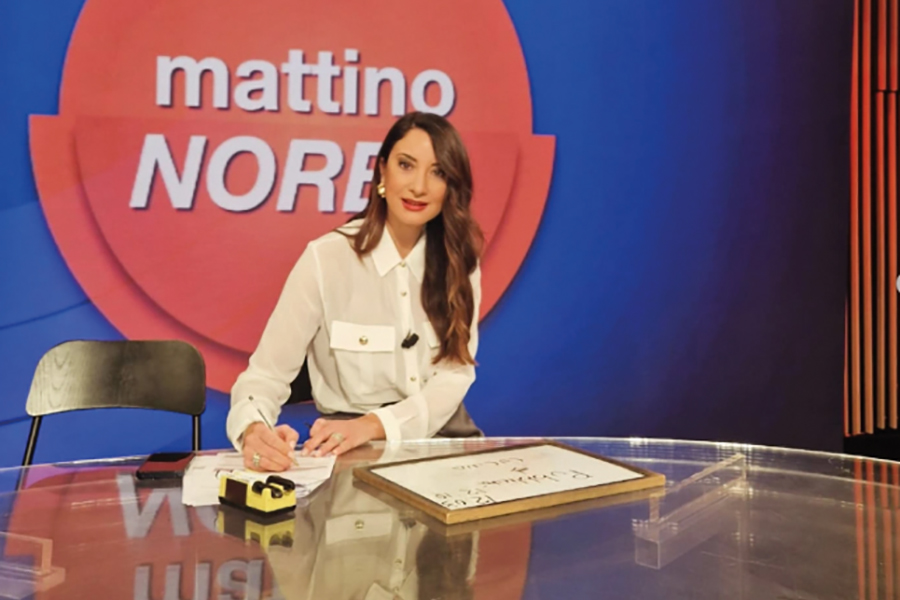 Mary De Gennaro: «Quando le luci si spengono sono la ragazza di sempre» 1 Oggi Mary De Gennaro (44) conduce Mattino Norba, in onda dal lunedì al venerdì dalle 12 alle 13.20, poco prima del TG.