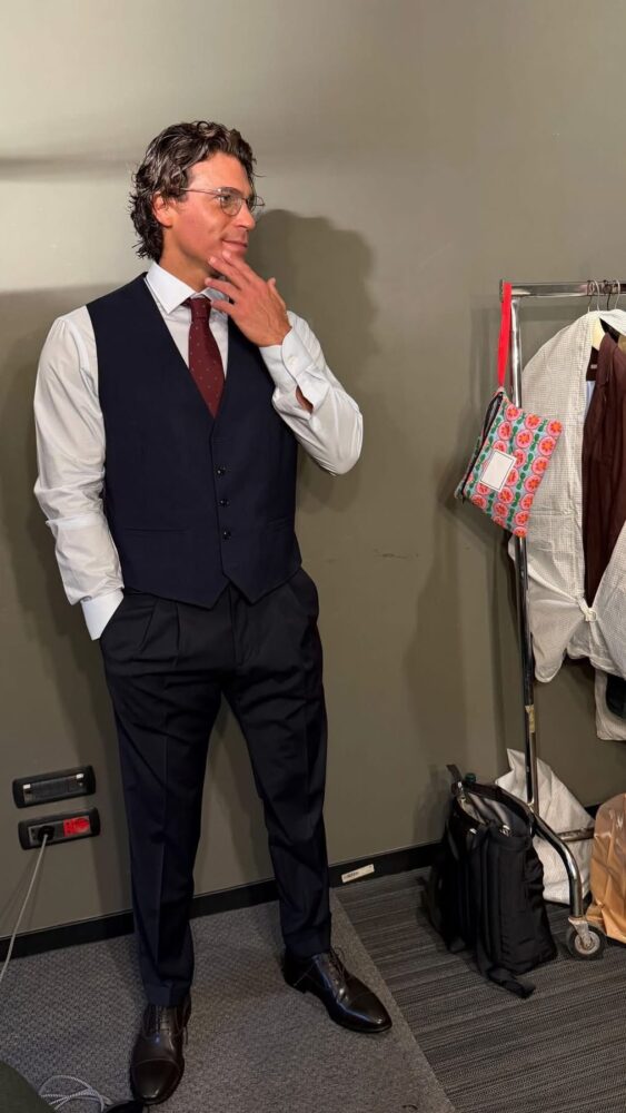 Il look di Can Yaman per il suo nuovo ruolo in "Bro".