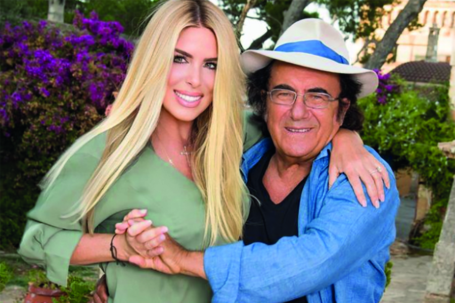 Albano Carrisi (82) e Loredana Lecciso (53) si sono conosciuti a Lecce, fuori dalla scuola frequentata dalle rispettive figlie. Tra alti e bassi, stanno insieme da 26 anni e hanno avuto due figli: Jasmine e Albano Junior detto Bido.