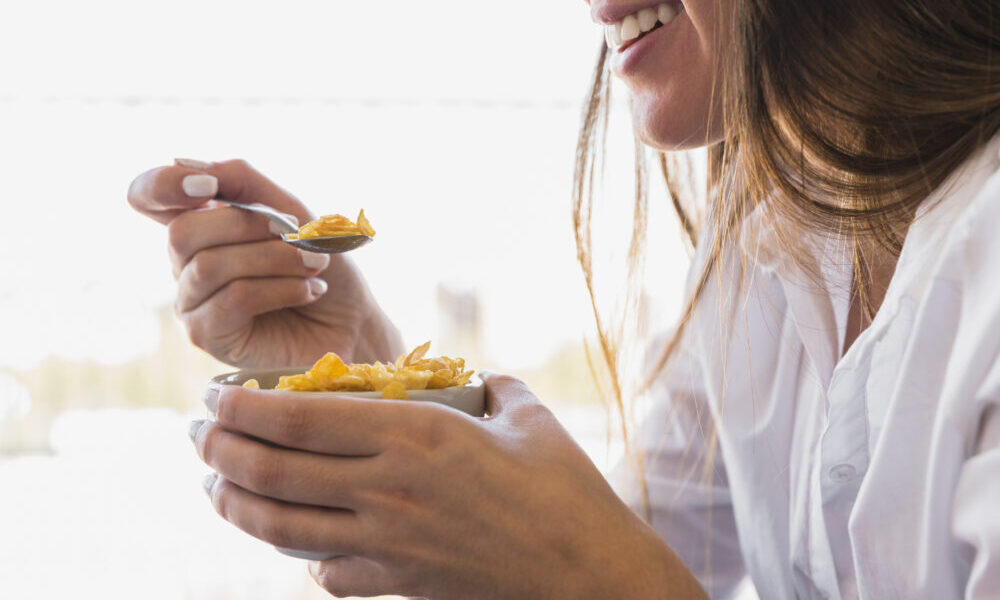 Mangiare con attenzione: quando ogni boccone diventa presenza