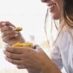 Mangiare con attenzione: quando ogni boccone diventa presenza