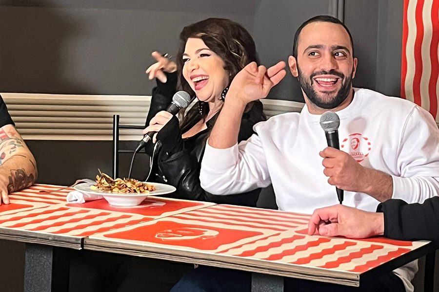 Chef Ruben (28) con Cristina D'Avena (61).